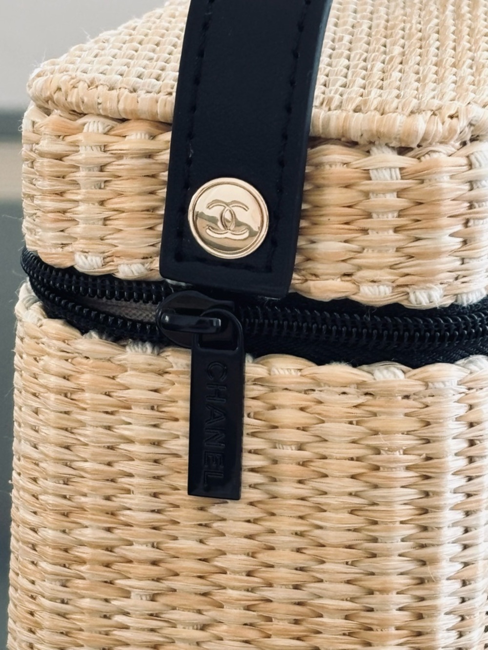 CHANEL Les Beiges Wicker Cosmetic Case + Box - Picture 4 of 6